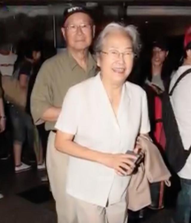 黎姿姑媽看病「90歲丈夫提前掛號」相愛半世紀寵如公主　老公女兒常相伴「全家團結一心」人間最大福分