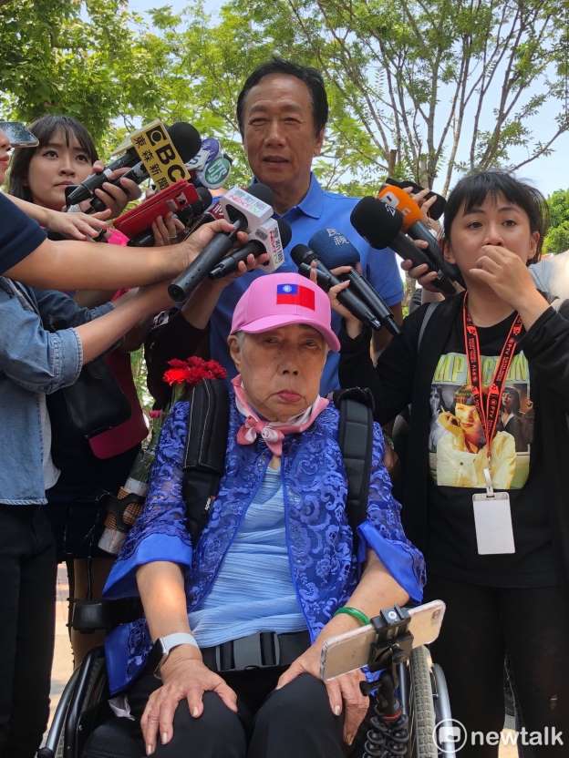 郭台銘曾被老母「與蔡琴湊一對」！雙方皆單身「苦無對方電話」　今成人生摯友：終究有緣無份