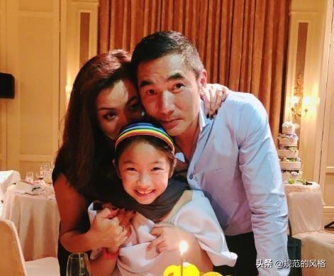奉子成婚！不老男神「當年娶最難看港姐」不被祝福　10年後「現況打臉酸民」妻女都美人