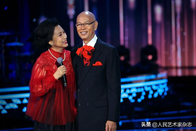 曠世愛情!男星陪妻抗病「一生求婚19次全遭拒絕」 患重症臥床「迎來妻點頭答應」相守30年不離棄