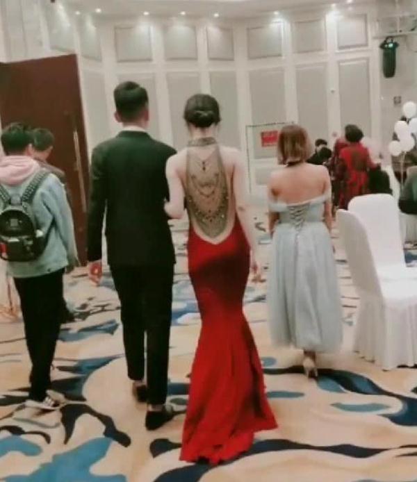 最美背影！婚禮上新娘穿「露背婚紗」被全場嘉賓一直盯著看 　「當她轉身那刻」網友超羨慕：新郎好福氣