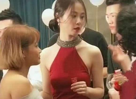 最美背影！婚禮上新娘穿「露背婚紗」被全場嘉賓一直盯著看 　「當她轉身那刻」網友超羨慕：新郎好福氣