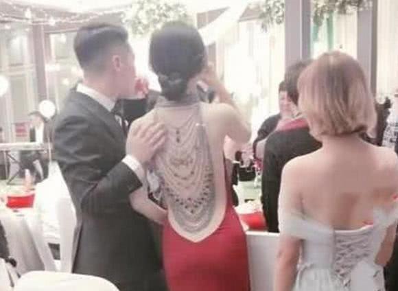 最美背影！婚禮上新娘穿「露背婚紗」被全場嘉賓一直盯著看 　「當她轉身那刻」網友超羨慕：新郎好福氣