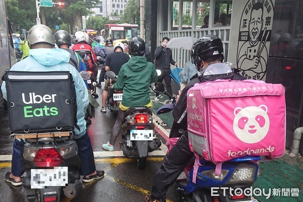 外送腿都軟了！媽媽抱著小孩領餐「乖哦不要哭哭喔」　他不小心瞄到「襁褓中嬰兒」冒冷汗：我才要哭