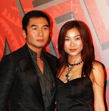 奉子成婚！不老男神「當年娶最難看港姐」不被祝福　10年後「現況打臉酸民」妻女都美人