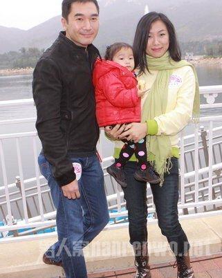 奉子成婚！不老男神「當年娶最難看港姐」不被祝福　10年後「現況打臉酸民」妻女都美人