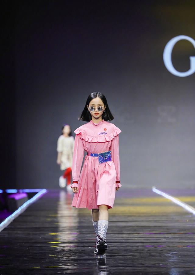 鍾麗緹女兒長大了！9歲么女「複製媽媽神基因」登台走秀氣場十足　二女兒帥氣有型「姊妹倆皆擁大長腿」