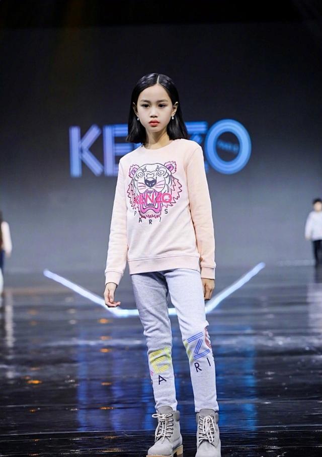鍾麗緹女兒長大了！9歲么女「複製媽媽神基因」登台走秀氣場十足　二女兒帥氣有型「姊妹倆皆擁大長腿」