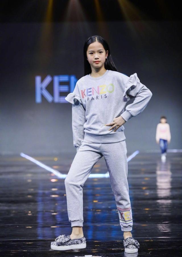 鍾麗緹女兒長大了！9歲么女「複製媽媽神基因」登台走秀氣場十足　二女兒帥氣有型「姊妹倆皆擁大長腿」