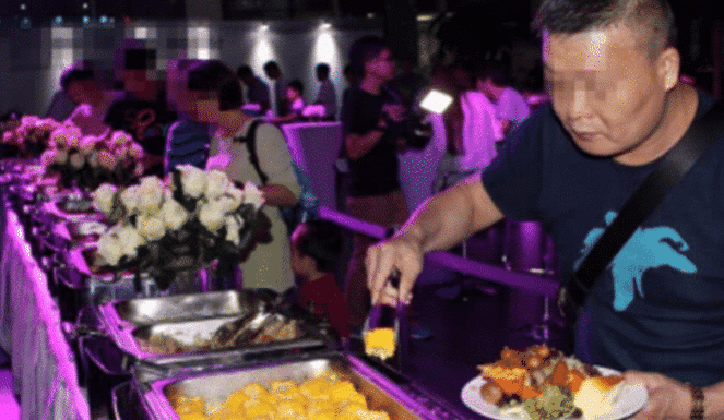 吃自助餐「浪費食物」被罰2400元！男子不吵不鬧付錢離開　老闆慌了：快追回來