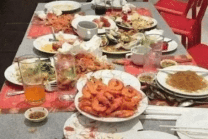 吃自助餐「浪費食物」被罰2400元！男子不吵不鬧付錢離開　老闆慌了：快追回來