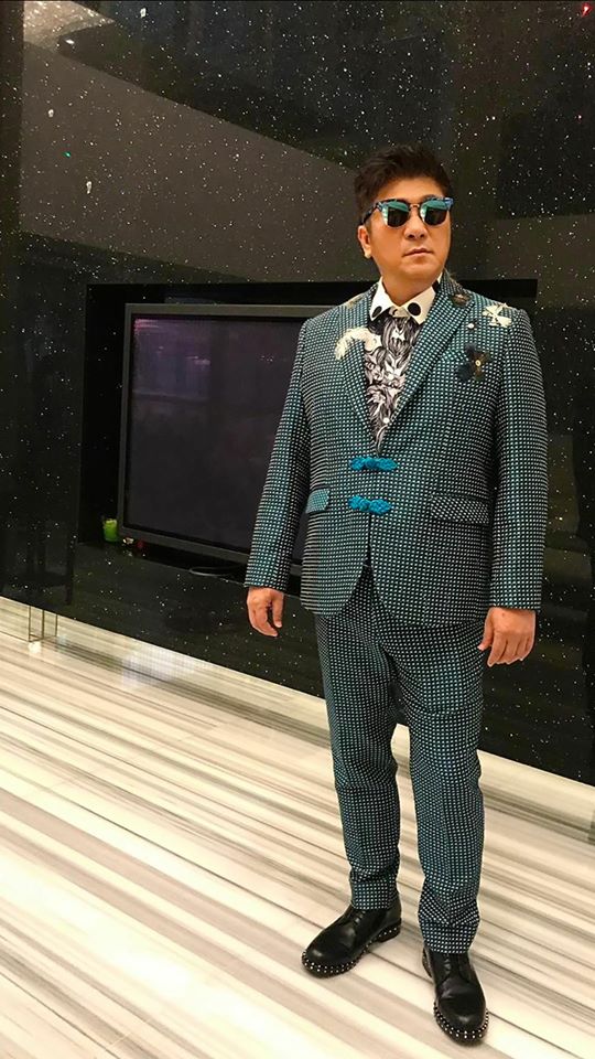 好敬業！66歲胡瓜「錄影重摔無法起身」緊急送醫　「背部貼滿藥膏」堅持繼續工作：不能辜負粉絲