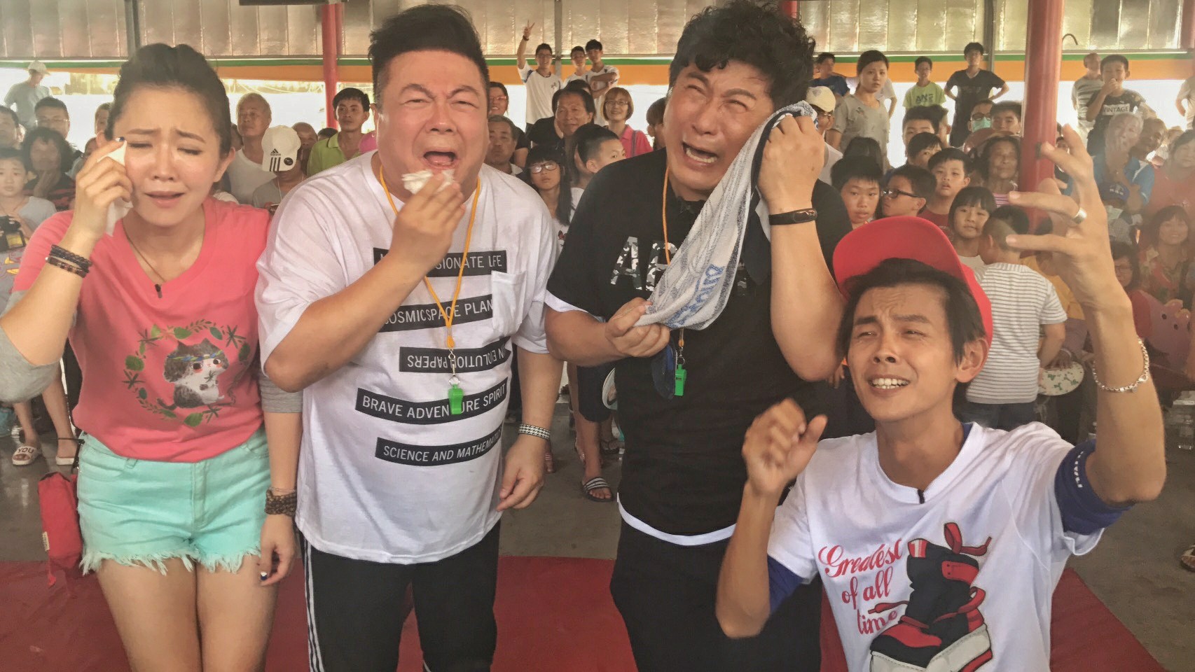 好敬業！66歲胡瓜「錄影重摔無法起身」緊急送醫　「背部貼滿藥膏」堅持繼續工作：不能辜負粉絲