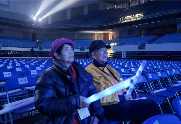 任賢齊帶父返鄉探親！88歲爸爸觸景傷情：最後一次回家　「包場為二老獻唱」媽媽笑得像小孩