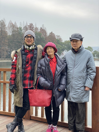 任賢齊帶父返鄉探親！88歲爸爸觸景傷情：最後一次回家　「包場為二老獻唱」媽媽笑得像小孩