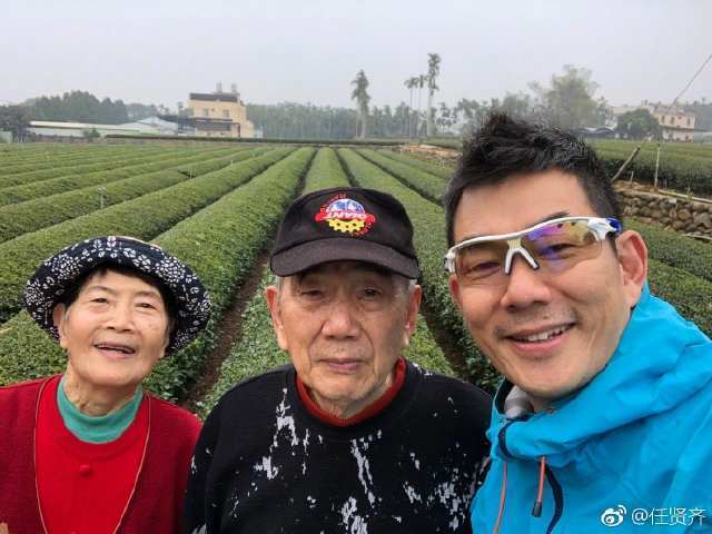 任賢齊帶父返鄉探親！88歲爸爸觸景傷情：最後一次回家　「包場為二老獻唱」媽媽笑得像小孩