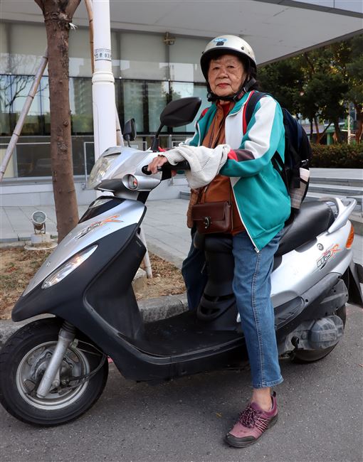 比年輕人還熱血！80歲阿嬤獨自「騎機車18天環島」　騎1000公里「沿路捐香油錢」曝總花費：看到台灣變美了