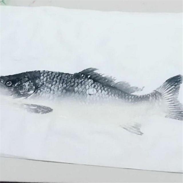   腦洞大開！幼稚園老師讓小朋友「畫魚」，阿公買活魚直接印上    網讃：大師級作品
