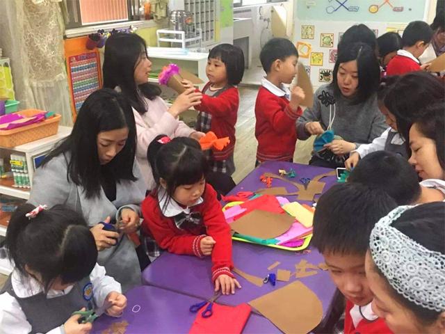   腦洞大開！幼稚園老師讓小朋友「畫魚」，阿公買活魚直接印上    網讃：大師級作品