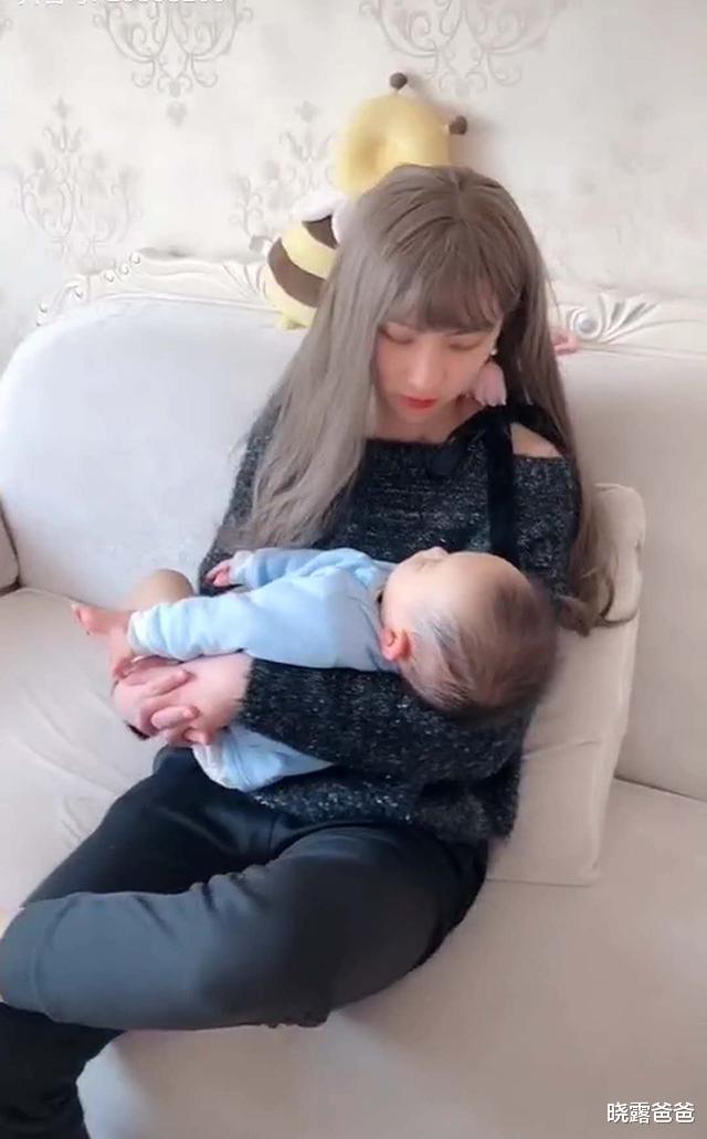 哄孩子有絕招！爸爸「打扮成媽媽模樣」哄寶寶　「抬起頭來」效果驚艷：媽媽都被比下去了