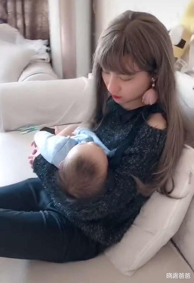 哄孩子有絕招！爸爸「打扮成媽媽模樣」哄寶寶　「抬起頭來」效果驚艷：媽媽都被比下去了
