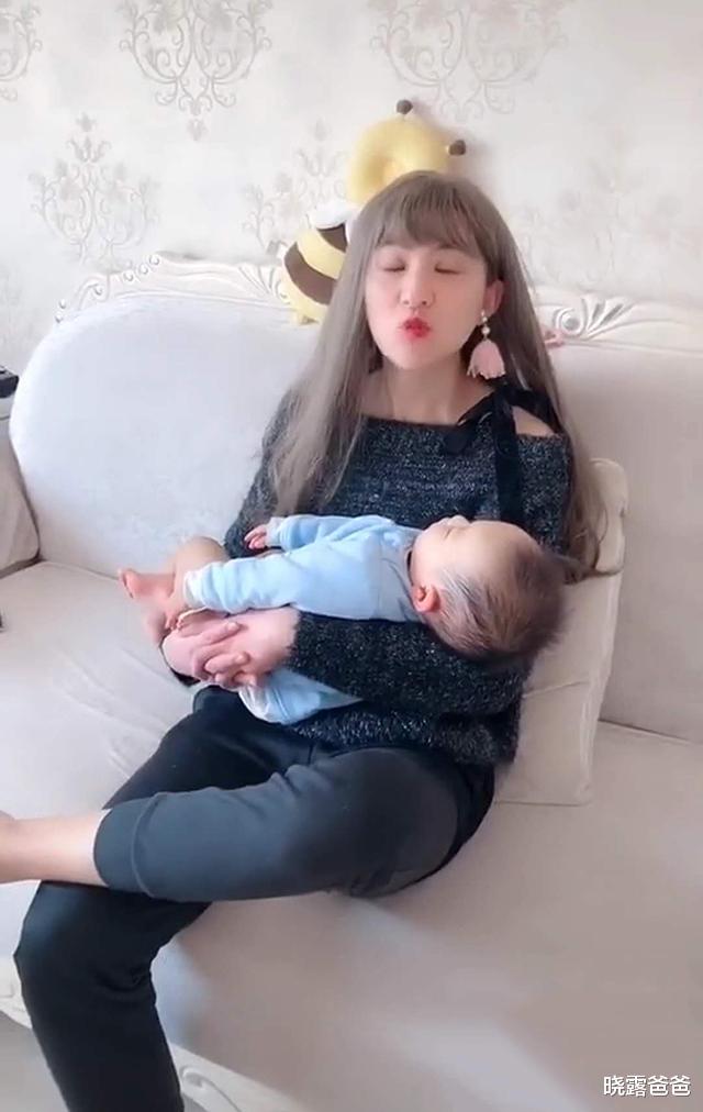哄孩子有絕招！爸爸「打扮成媽媽模樣」哄寶寶　「抬起頭來」效果驚艷：媽媽都被比下去了