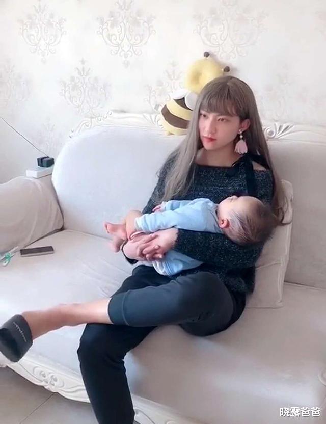 哄孩子有絕招！爸爸「打扮成媽媽模樣」哄寶寶　「抬起頭來」效果驚艷：媽媽都被比下去了