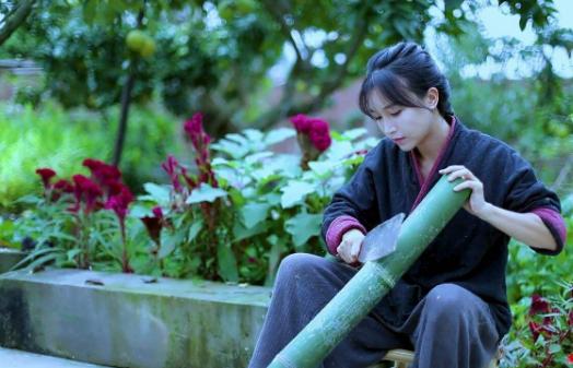 仙氣蕩然無存?「神廚仙女」李子柒院子真容遭曝光,去掉美顏後仙境不再:還原最真實的農村