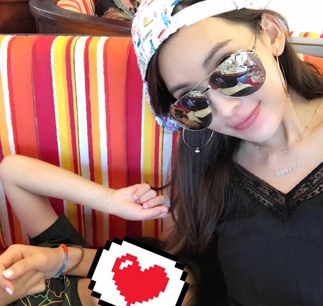 林志穎帶妻兒看蔡依林演唱會,後台巧遇林志玲「二人同框似雙胞胎姐妹」:連穿衣品味都相近