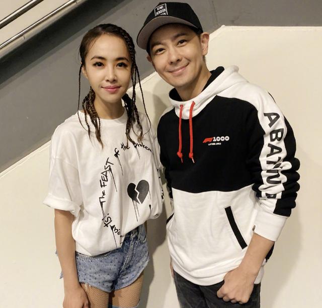 林志穎帶妻兒看蔡依林演唱會,後台巧遇林志玲「二人同框似雙胞胎姐妹」:連穿衣品味都相近