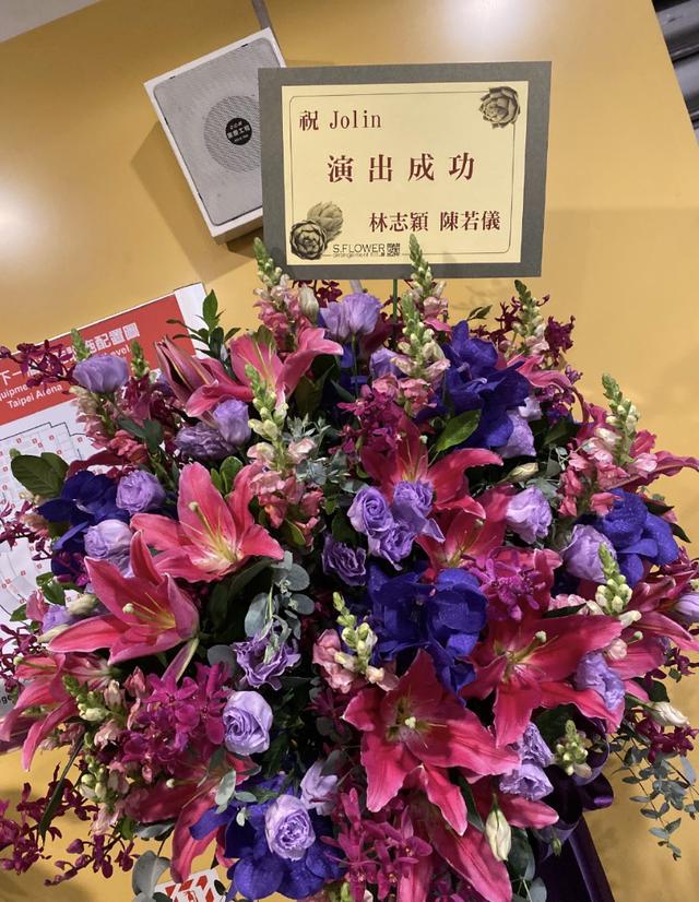 林志穎帶妻兒看蔡依林演唱會,後台巧遇林志玲「二人同框似雙胞胎姐妹」:連穿衣品味都相近