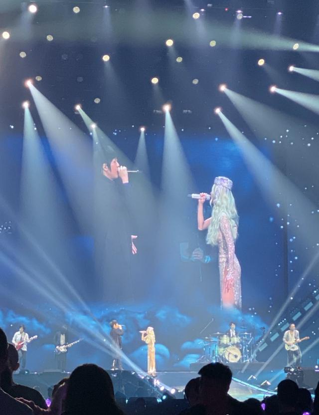 林志穎帶妻兒看蔡依林演唱會,後台巧遇林志玲「二人同框似雙胞胎姐妹」:連穿衣品味都相近