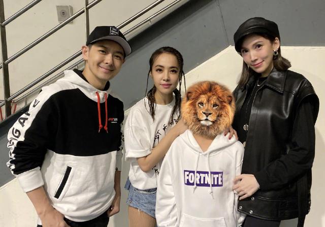 林志穎帶妻兒看蔡依林演唱會,後台巧遇林志玲「二人同框似雙胞胎姐妹」:連穿衣品味都相近