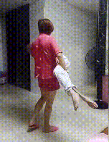 媽媽，乖乖睡！40歲女兒「緊抱老母親」來回哄睡　溫柔呵護「如同對待小孩」網：最美孝心