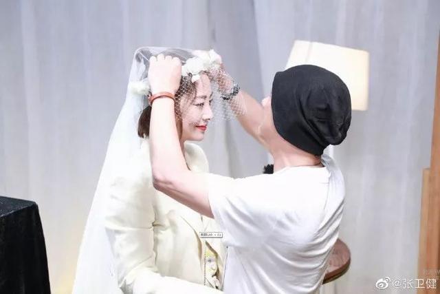 搬家賣豪宅！張衛健曝晚餐「滿桌菜看不到肉」簡樸度日　當年結婚「妻穿二手婚紗」泛淚謝她不離不棄