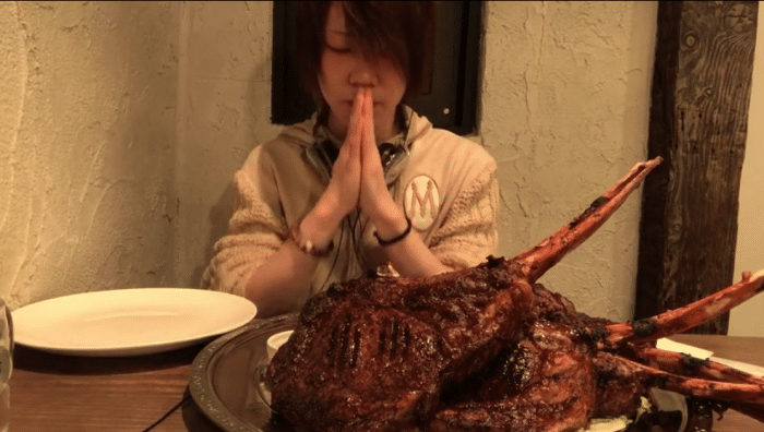 大胃王挑戰吃5塊「戰斧牛排」,身旁服務員一眼揭穿他,網友怒斥:吃不起還裝