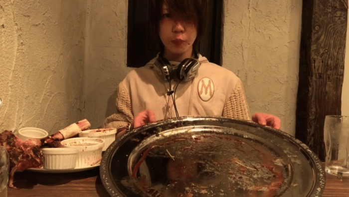 大胃王挑戰吃5塊「戰斧牛排」,身旁服務員一眼揭穿他,網友怒斥:吃不起還裝