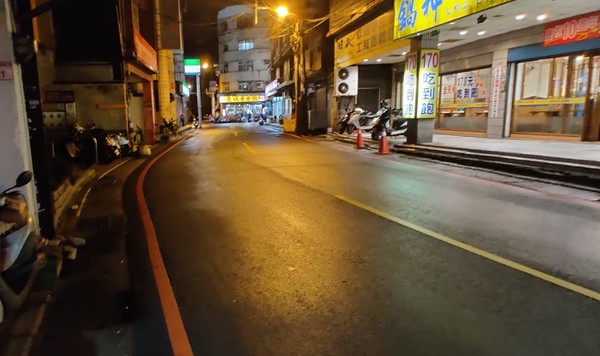 馬路全是違停車輛！他被傳授大招「連續照做1個月」　一到晚間「重現日本乾淨街道」被讚爆：以為出國了