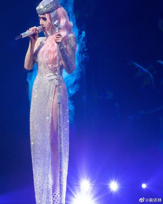 撩人不停歇！蔡依林演唱會造型燃爆，「流體開叉裙短到大腿根」鏡頭下拉暴露真實腿型： 心都被偷走了