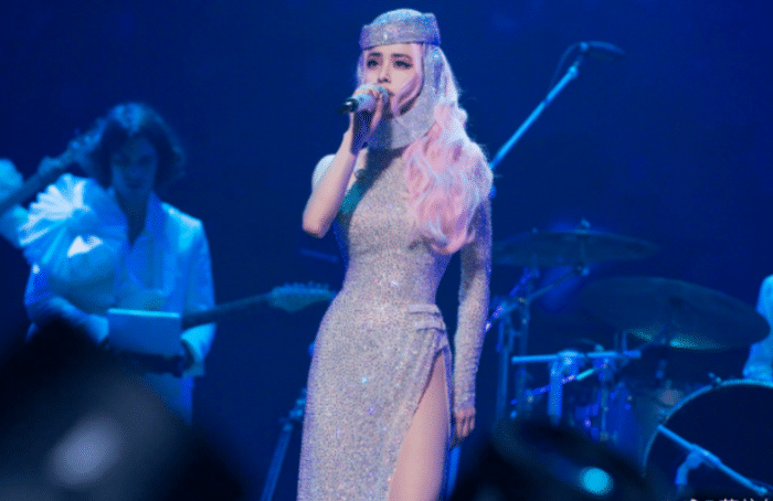 撩人不停歇！蔡依林演唱會造型燃爆，「流體開叉裙短到大腿根」鏡頭下拉暴露真實腿型： 心都被偷走了