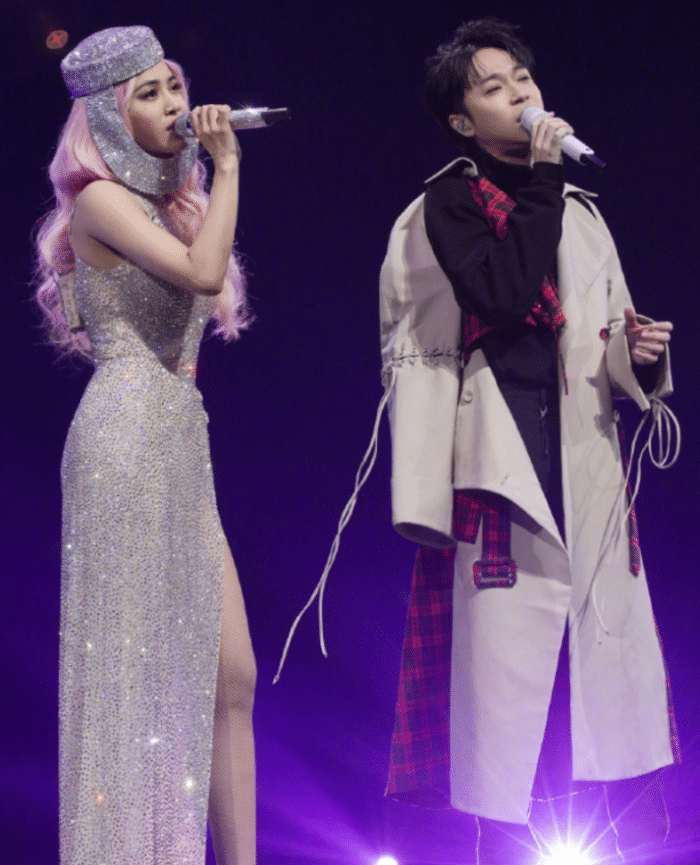 撩人不停歇！蔡依林演唱會造型燃爆，「流體開叉裙短到大腿根」鏡頭下拉暴露真實腿型： 心都被偷走了