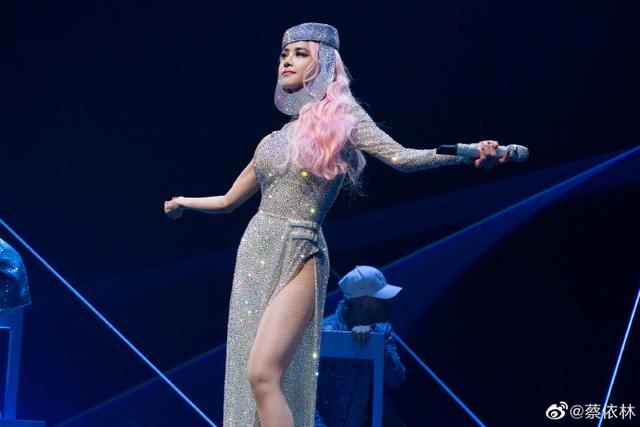 撩人不停歇！蔡依林演唱會造型燃爆，「流體開叉裙短到大腿根」鏡頭下拉暴露真實腿型： 心都被偷走了
