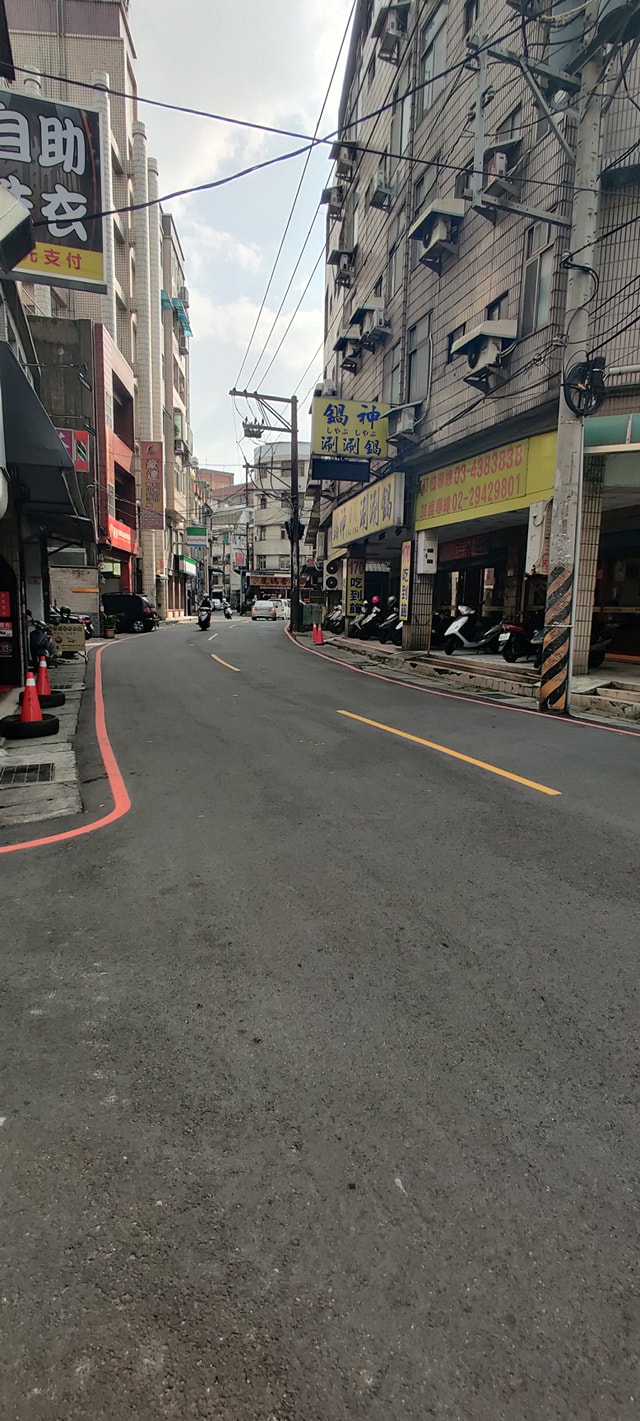 馬路全是違停車輛！他被傳授大招「連續照做1個月」　一到晚間「重現日本乾淨街道」被讚爆：以為出國了