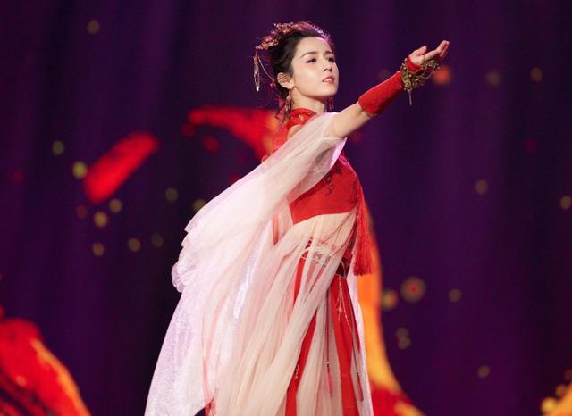 「新疆4大美女」重新大洗牌！迪麗熱巴被打敗落榜　24歲美女登頂冠軍「一夜爆紅全網」：4000年一遇