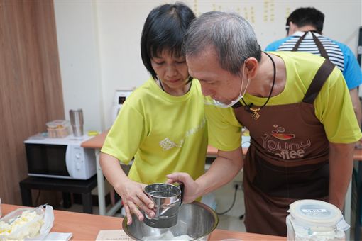 忘記回家的路！54歲人夫失智「與親友斷聯」愛妻天天忍淚接送　人生歸零開店「甘領40元時薪」夫妻重生
