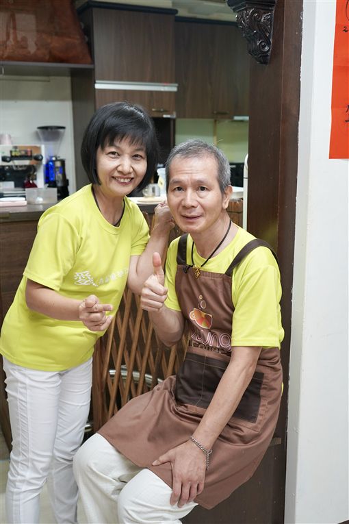 忘記回家的路！54歲人夫失智「與親友斷聯」愛妻天天忍淚接送　人生歸零開店「甘領40元時薪」夫妻重生