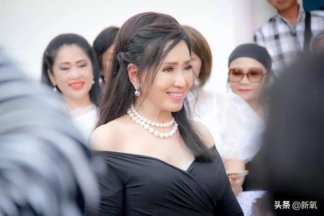 72歲長這樣？環球小姐嫁入皇室「50年長相完全沒變」　「黃金比例沙漏身材」曝保養祕訣：內心保持年輕