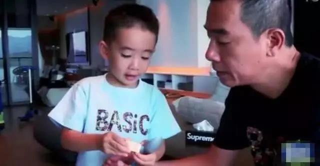 陳小春曬出香港豪宅！不貼瓷磚顯空曠，「看清地面裝修」網友大呼：有個性更有實力