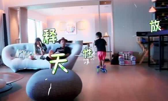 陳小春曬出香港豪宅！不貼瓷磚顯空曠，「看清地面裝修」網友大呼：有個性更有實力