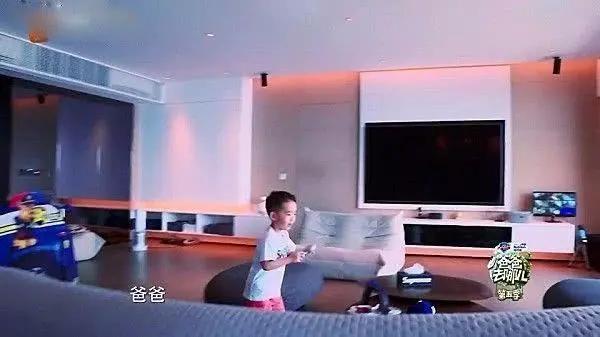 陳小春曬出香港豪宅！不貼瓷磚顯空曠，「看清地面裝修」網友大呼：有個性更有實力